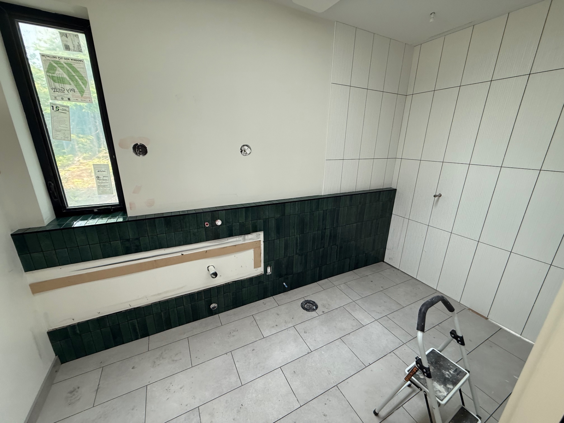 Deep green vertical stack tile accent with white wall tile