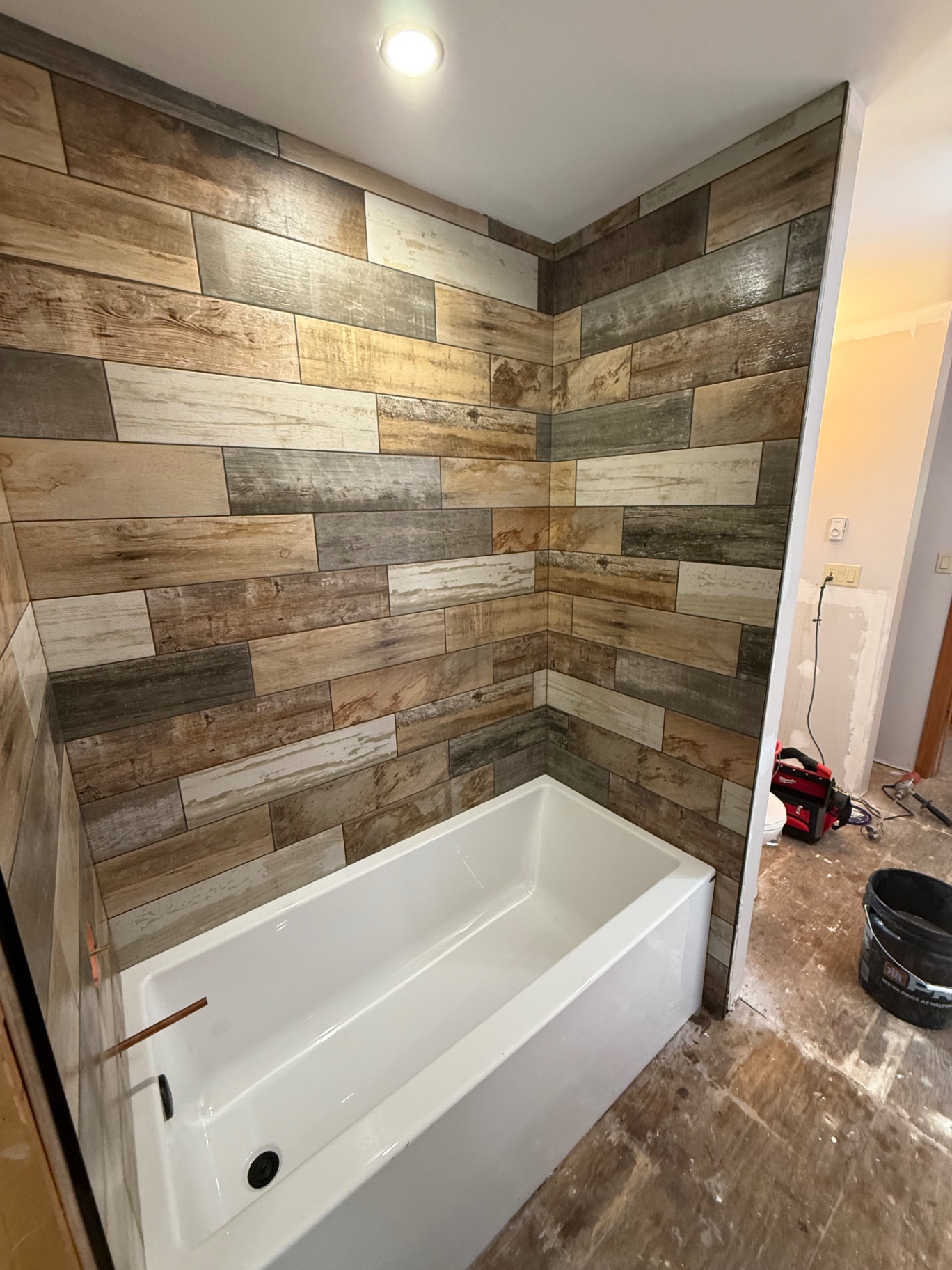 Tub surround in wood-look porcelain plank tile