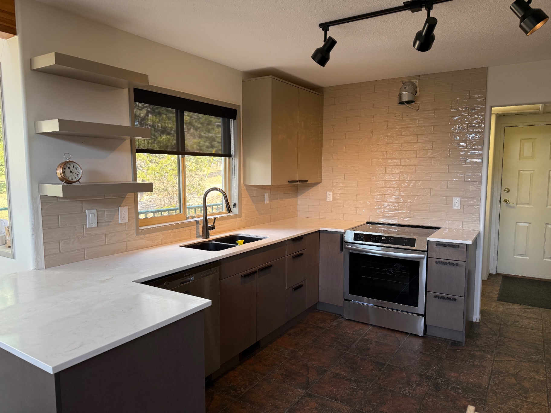 Kitchen with glossy cream subway tile backsplash